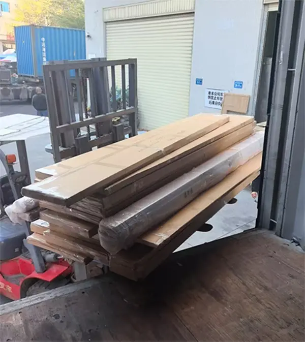 Gli appendiabiti sono stati consegnati con successo a Dubai